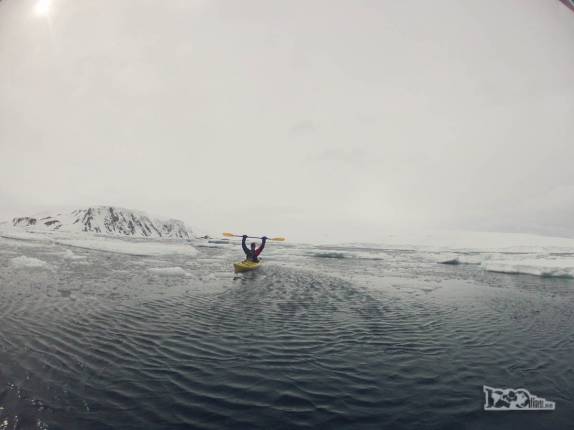 Fazendo caiaque em Kinnes Cove, na Antártida